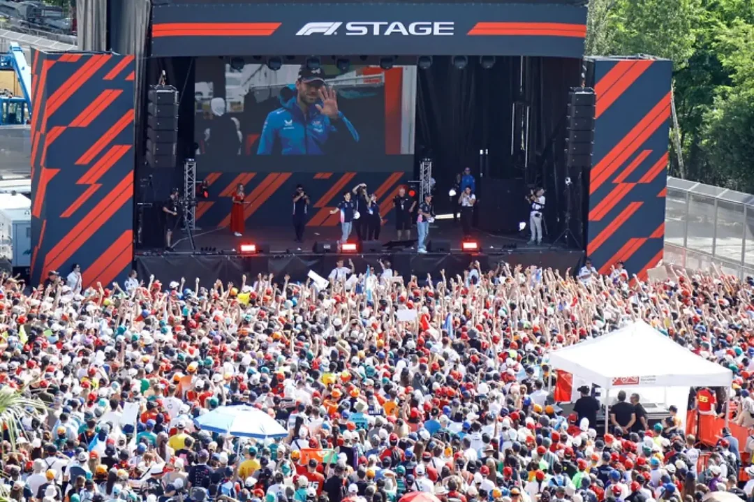 The F1 Stage and a packed Fan Zone crowd: the photograph El Mundo published with the article