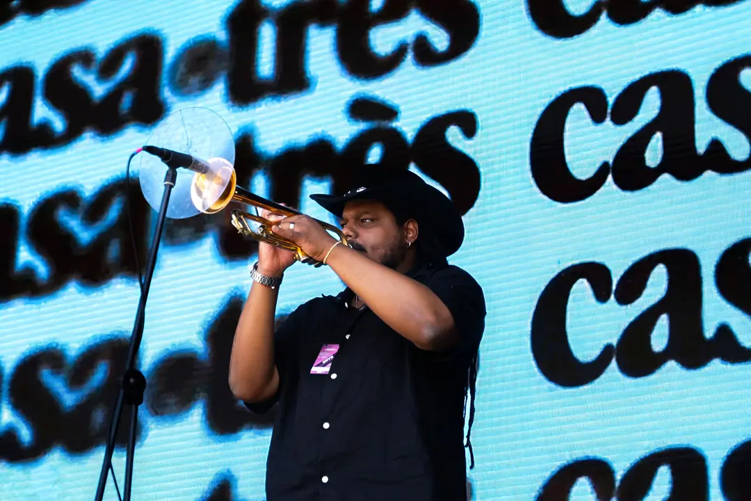 Trumpet player on the Fan Zone stage in front of the Casa Très visuals